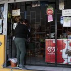 Lidia Quishpe ha reforzado la seguridad en su local luego de que unos sujetos armados intentaran asaltar a sus clientes.