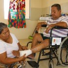 Ninguno de los dos son asegurados, pero con unas cuantas gasas regaladas, Maritza le ‘cura’ el pie a su amado.