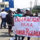 Familiares y allegados de alias JR piden su liberación en los exteriores de la 'Peni'