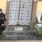 Agentes acudieron a la vivienda para iniciar las investigaciones.
