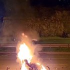 El vehículo ardía ante la indignación de unos comuneros.