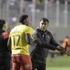 El entrenador César Farías (d) diseñó una exigente pretemporada para Aucas de cara a las cuatro competencias de 2023.