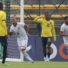 Brayan Alcocer (i) es el autor del gol con el que está venciendo Venezuela a Ecuador, en la cuarta fecha del hexagonal final del Sudamericano sub-20.