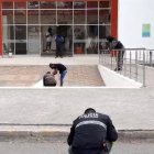 Agentes de Criminalística recogieron dos  indicios balísticos junto a la motocicleta.