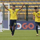 Cristhoper Zambrano (i) de Ecuador celebra su gol, en un partido de la fase final del Campeonato Sudamericano Sub'20 entre las selecciones de Ecuador y Venezuela en el estadio de Techo en Bogotá.
