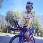 Miryam Núñez con el nuevo uniforme del Massi Tactic español, con el que tuvo su primera base de entrenamiento previo a los nacionales.