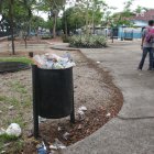 Los tachos de basura no han sido desocupados desde hace más de un mes.