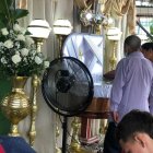 La víctima esperaba a una amiga cuando un sujeto que andaba en moto con otro le disparó.