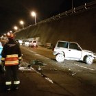 para sacar al conductor de uno de los vehículos participaron cinco bomberos .