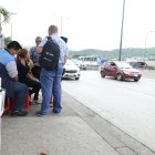 Familiares de Brando Borja llegaron a la morgue. Están consternados, piden justicia.