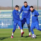 El argentino Lionel Messi (d) será titular en el PSG para enfrentar al Bayern de Múnich por los octavos de final de la Champions.