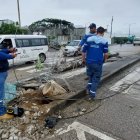 El poste quedó sobre la calzada y agentes de la Autoridad de Tránsito y Movilidad llegaron para dirigir el tráfico.