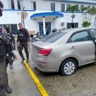 Policías detuvieron a tres sujetos, pero uno quedó herido y está hospitalizado.