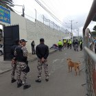 Los policías y militares requisaron a quienes intentaron fugarse de la cárcel este martes 14 de febrero.