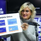 Cynthia Viteri mostrando la tarjeta única.