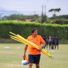 Hugo Macías es uno de los utileros de la Federación Ecuatoriana de Fútbol (FEF).