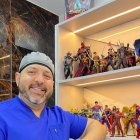 Es coleccionista de figuras de superhéroes. Su favorito es Batman.