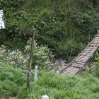 Hay que cruzar el puente individualmente, pues no resiste mucho peso.