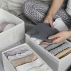 Las prendas que están rotas, dañadas o en desuso, sácalas para tener más espacio.