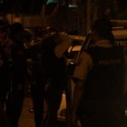 La madre del testigo no pudo contener su llanto al enterarse del triple crimen.