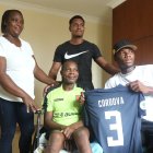 Al regreso de Luis: la camiseta para Juan, su padre; de testigos su madre Doris y su hermano Hugo.