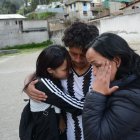 Jeremy Andrango se fundió en un abrazo con su madre Geovana Mejía y su hermana Micaela tras quedar campeón en la liga San Roque.