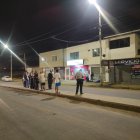 Las víctimas dialogaban en las afueras de un local comercial de la ciudadela Costa Azul, en Manta, cuando fueron baleados. Un tercer hombre sobrevivió.
