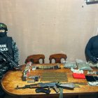 Las armas y centenas de cartuchos de diferentes calibres en otras evidencias fueron presentada en la Fiscalía.