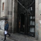 Después del siniestro, un guardia resguarda la entrada del inmueble.