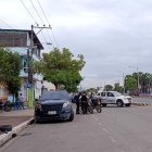 Policías llegaron al lugar del suceso. El funcionario fue llevado a una casa de salud.