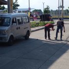 Cerca a la furgoneta, los agentes encontraron cinco indicios balísticos.