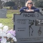 Cuqui Pacheco, esposa de Johnny Pacheco, en su tumba. A ella también le recordó hasta el último lo que quería fuera escrito en su lápida
