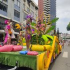 Inicia el desfile de carrozas y bailarines en el Malecón Cientos de personas se contagian con la algarabía de este evento.