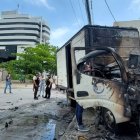 La parte delantera del vehículo pesado quedó prácticamente destruida.