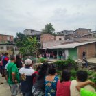 Un hombre fue liquidado a bala cuando refrescaba con cola enlatada junto a otros amigos. El ataque fue selectivo.