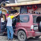 El cadáver de Julio Alarcón, de 28 años de edad, quedó dentro de su vehículo.