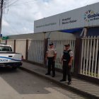 Policías se mantienen en la casa de salud a la que fueron llevadas las víctimas.