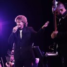 Manu Paz deleitó al público interpretando los éxitos de la agrupación uruguaya, que estuvo acompañada por la Orquesta de Cámara Juvenil