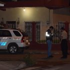 Personal de Criminalística llegó al lugar. El hombre murió fuera del portal de una casa.