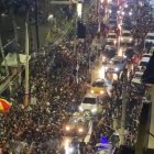 La ‘avalancha’ de gente se tomó el malecón para festejar con ‘pasión’. 2. Un vehículo de marca Jeep quedó ‘varado’ en la inundación.