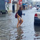 Turistas optaron por abandonar las zonas inundadas.