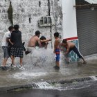 Vecinos abrieron hidrantes para jugar carnaval