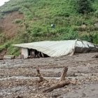 Gran cantidad de material, entre agua, lodo y piedras, arrasó con una vivienda.