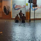 El agua arrastró basura que taponó las alcantarillas, anegando ciertas calles.