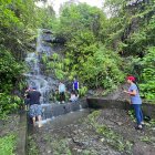 La cascada que se formó por las lluvias, se transformó en una atracción para los vecinos que se dieron un 'chapuzón'.