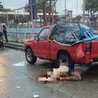 El cuerpo de Carlos Augusto Ramírez Vera quedó doblado de espalda, junto a una camioneta roja.