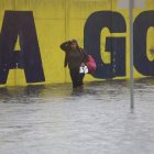 La avenida Felipe Pezo se convirtió en una laguna. Y por allí caminó María Díaz.