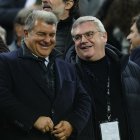 El presidente del Barcelona, Joan Laporta (i), afirmó que en "en breve daremos las explicaciones necesarias"