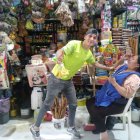 Pedrito es juguetón. Ni su jefa, doña Manuela, se escapa de sus bromas.