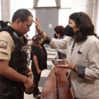 Cientos de feligreses acudieron a recibir la imposición de la cruz.